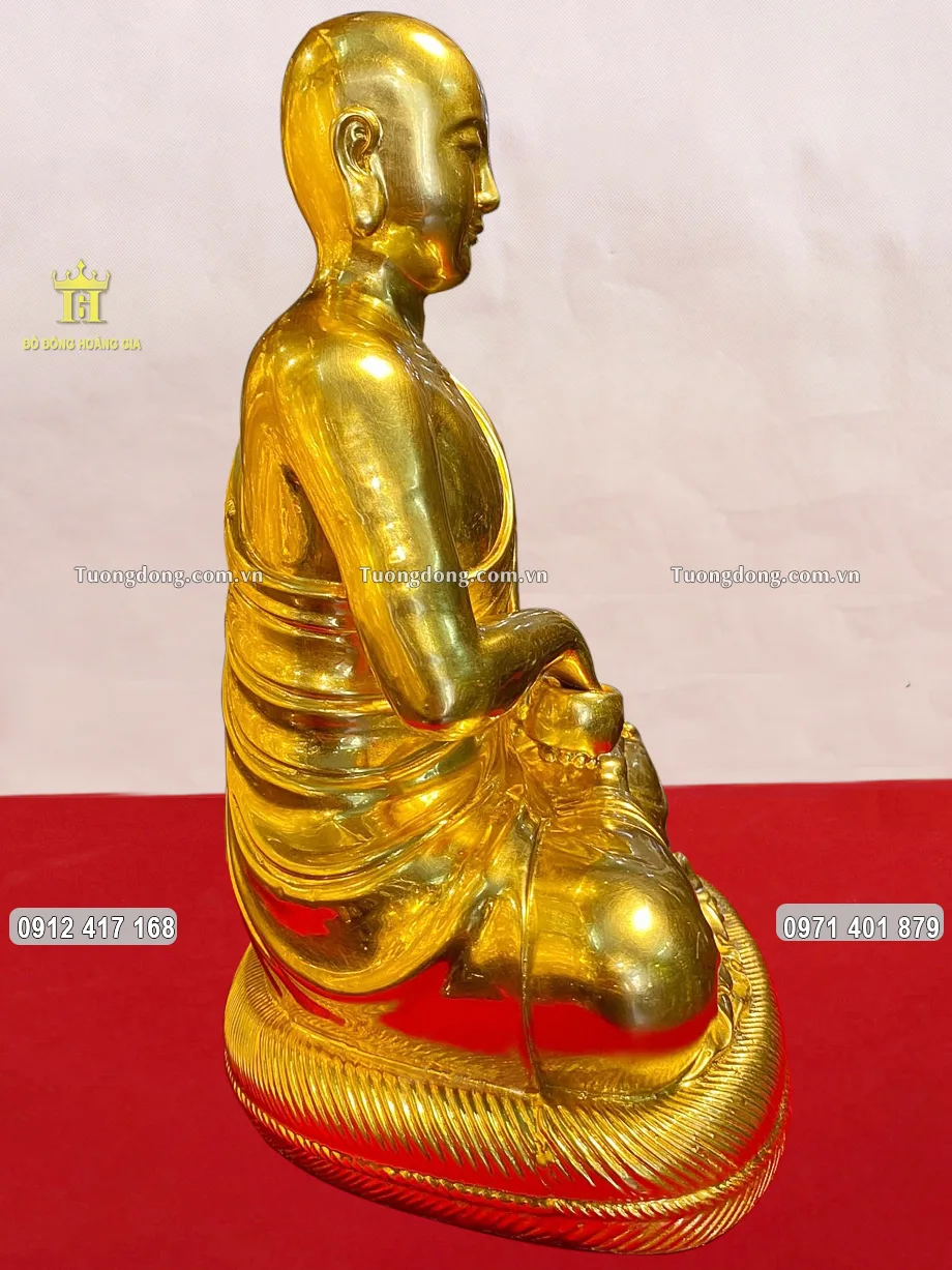 Toàn bộ bề mặt tượng được dát vàng 24K sang trọng